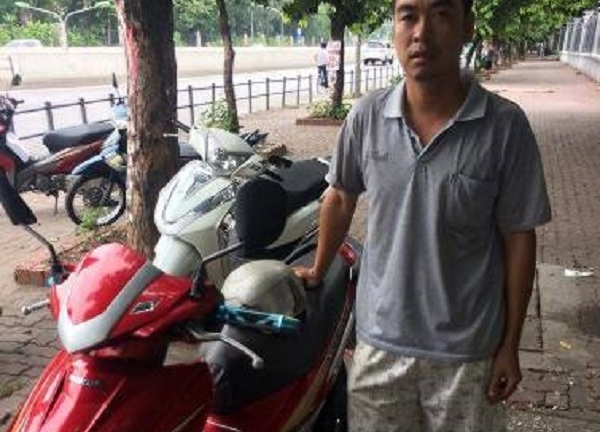 Vui mừng khi nhận lại xe máy được CSGT tìm thấy sau 7 năm bị mất