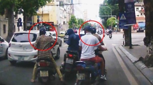 Hà Nội: Ngang nhiên dàn cảnh cướp túi xách giữa ngã tư đèn đỏ