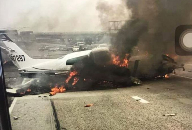 Máy bay bốc cháy kinh hoàng khi lao xuống đường cao tốc tại Mỹ