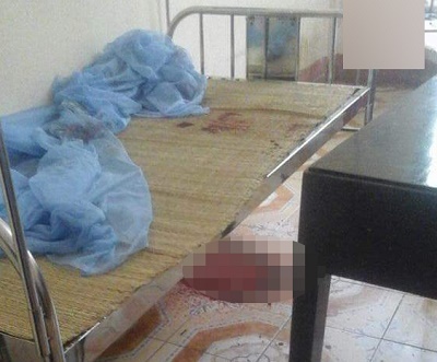 Tạm giữ gã chồng đâm tử vong vợ ngay trên giường bệnh viện vì nghi ngoại tình