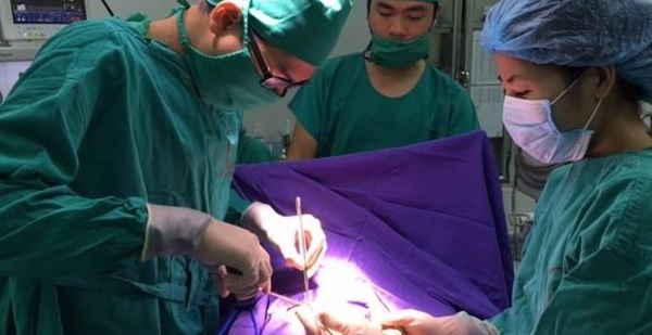 Không thấy con có tinh hoàn, bố mẹ cuống cuồng đưa đi kiểm tra, không ngờ bị thế này