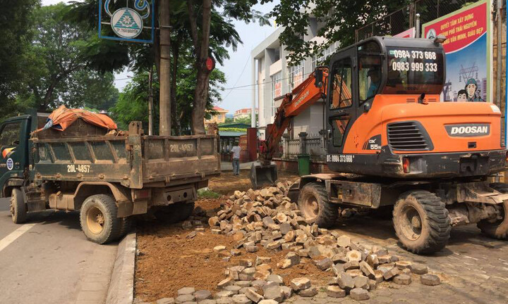 Thi công vỉa hè bừa bộn