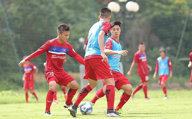 Phía sau cú ngã sấp mặt của Công Phượng trước đàn em U20 Việt Nam