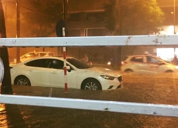 Chùm ảnh: Mưa lớn bất ngờ, nhiều tuyến phố Hà Nội ngập nặng