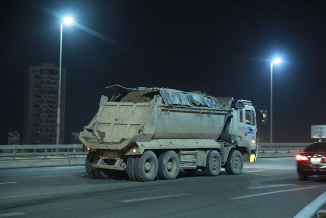 Công an mật phục, bắt quả tang 4 xe tải 