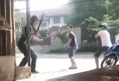 Tạm giữ 2 thanh niên vác 