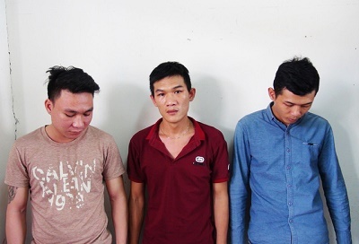 Bắt  nhóm thanh niên vác 