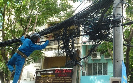 Dây điện chằng chịt gây nguy hiểm