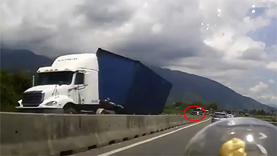 Đề nghị xử lý lái xe đi ngược chiều làm xe container bị lật tại Khánh Hòa