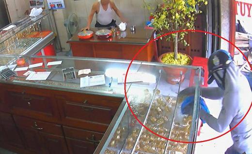 Nam thanh niên cướp vàng rồi gây tai nạn phải nhập viện cấp cứu