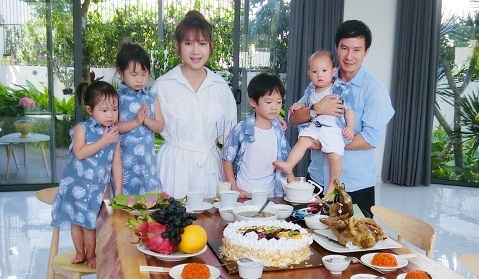 Vợ chồng Lý Hải mừng thôi nôi cho cậu quý tử thứ hai