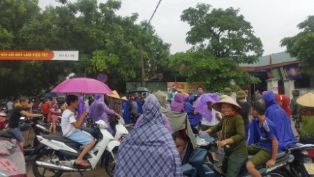 Nghi người bán thuốc dạo bắt cóc trẻ em, người dân vây trụ sở công an đòi xử lý
