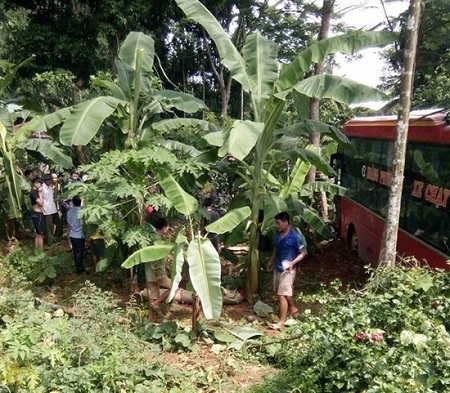 Xe máy va chạm xe khách, 2 mẹ con tử vong