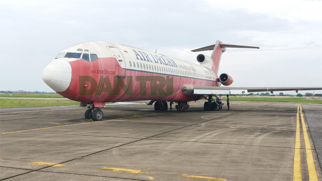 Mở cửa máy bay Boeing bị bỏ rơi 10 năm ở Nội Bài để thẩm định giá.