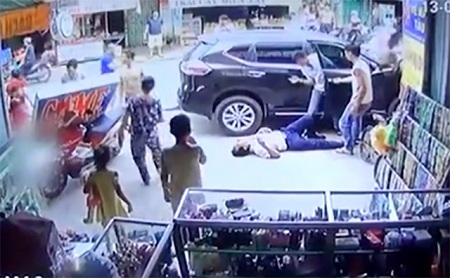 4 người đi bộ bị ô tô