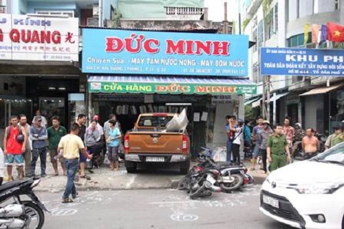 Xe bán tải mất lái gây tai nạn liên hoàn khiến 3 người bị thương