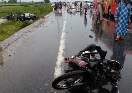 Xế hộp gây tai nạn liên hoàn, 2 người tử vong