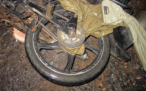 Người đàn ông bị áo mưa quấn vào xích xe, siết cổ đến tử vong