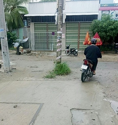 Chủ tịch UBND tỉnh Cà Mau chỉ đạo xử lý gấp vụ cột điện nằm giữa phố