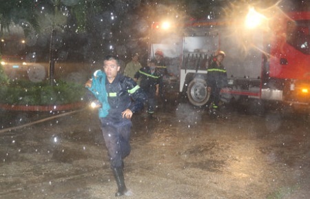 Nhà cao tầng bốc cháy khiến 7 người mắc kẹt khi bão số 2 đổ bộ