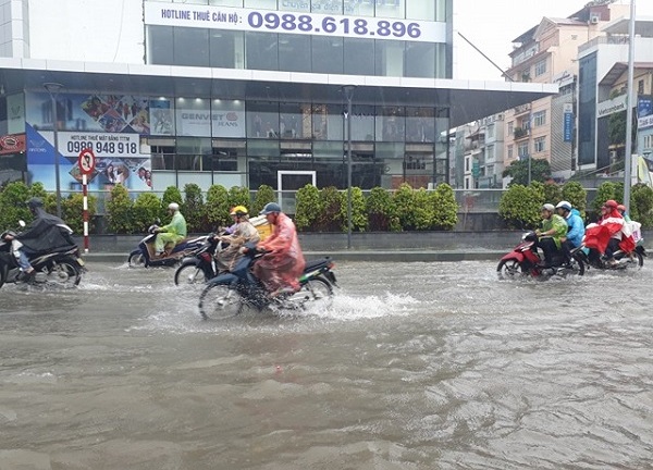 Mưa lớn, nhiều nơi ở Hà Nội chìm trong biển nước