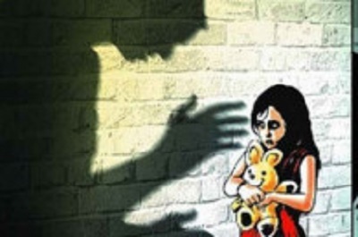 Khởi tố gã bảo vệ giở trò đồi bại với bé gái