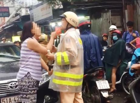 Vụ nữ tài xế lăng mạ, túm cổ áo CSGT: Luật sư nói gì?