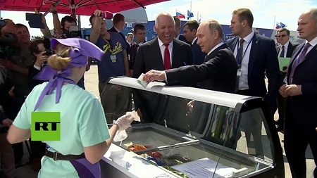 Tổng thống Putin mua kem chiêu đãi các thành viên chính phủ