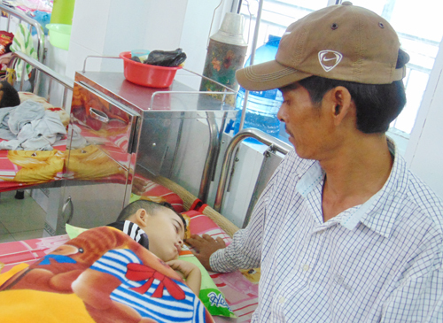 Bé trai 5 tuổi bị rắn độc cắn khi đang ngủ ở miền Tây