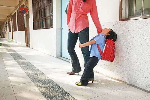 Con giả vờ đau đầu để nghỉ học, mẹ tức giận không tin cho đến khi phát hiện ra sự thật