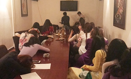 Hơn 30 tiếp viên mặc áo dài cho khách trong phòng karaoke lựa chọn
