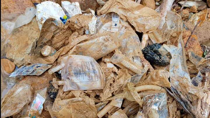 Cán bộ xã xin rác y tế về ủ trong vườn, đầu nguồn nước