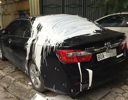 Xe Camry biển 80A bị ném 