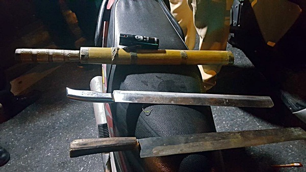 Hà Nội: Bắt đối tượng mang dao kiếm, bình xịt hơi cay để... phòng thân