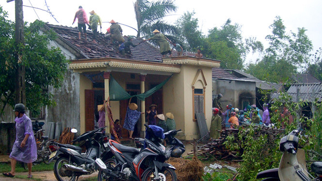 Tốc mái hàng chục ngôi nhà, sơ tán gần 1.300 hộ dân vì bão số 4
