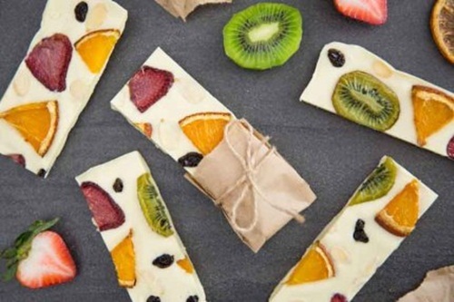 Cách làm những thanh sô cô la hoa quả hấp dẫn khỏi chê