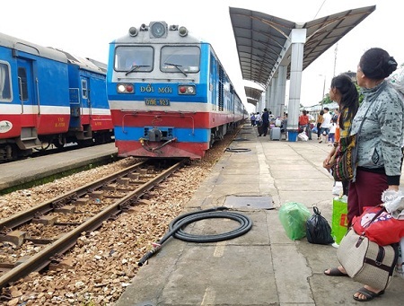 2 tàu hỏa suýt đâm nhau vì trực ban... ngủ quên