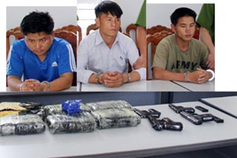 Nhóm người mang súng đi 