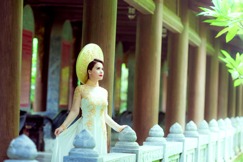 Á hậu Ý Lan xúc động khi hóa thân thành Hoàng hậu Dương Vân Nga