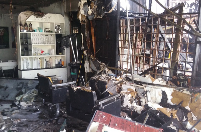 3 cửa hàng ở quận 7 cháy rụi trong chốc lát