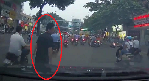 Điều tra vụ dàn cảnh va quệt rồi nhảy lên ô tô ăn vạ tài xế