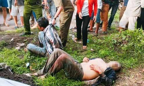 2 nghi can trộm chó bị dân đánh bất tỉnh, đốt xe máy