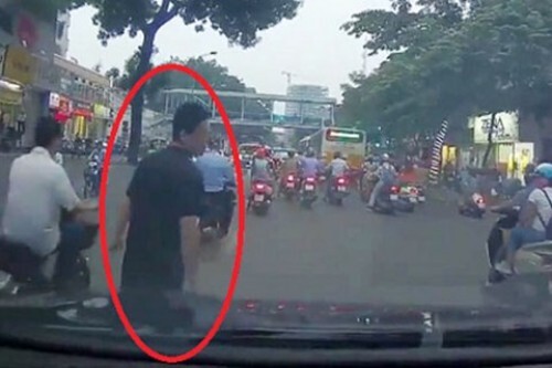 Thanh niên 2 tiền án dàn cảnh va quệt rồi nhảy lên ô tô ăn vạ tài xế