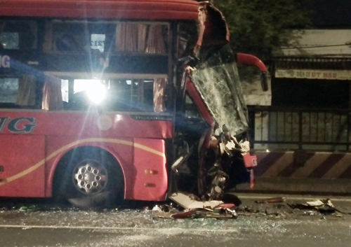 Xe khách lao đầu vào xe container, 20 hành khách kêu cứu