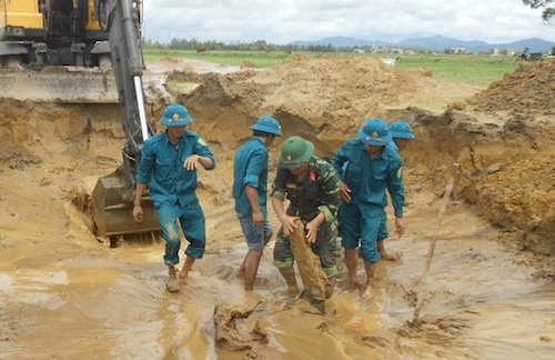 Đi cày ruộng, phát hiện 240 quả bom bi