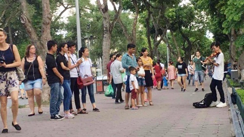 Bị đuổi vì chơi đàn chưa được cấp phép tại phố cổ