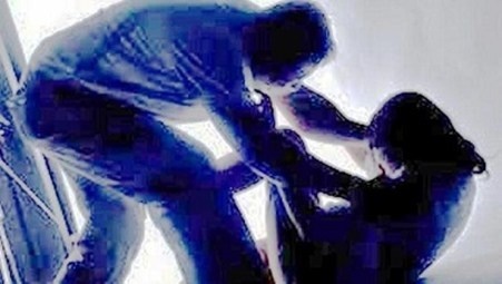 Người đàn ông dụ dỗ bé gái giao cấu dẫn đến có thai rồi bỏ trốn