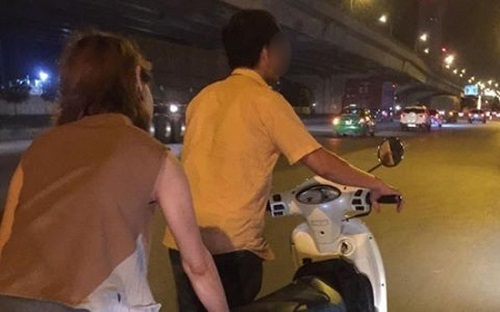Dân mạng “truy lùng” thanh niên xăm trổ làm điều bất ngờ với vợ chồng dắt xe hết xăng lúc nửa đêm