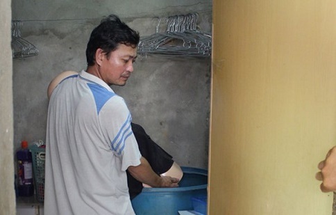 Gã chồng dìm chết vợ trong thùng nước rồi đưa về quê phi tang