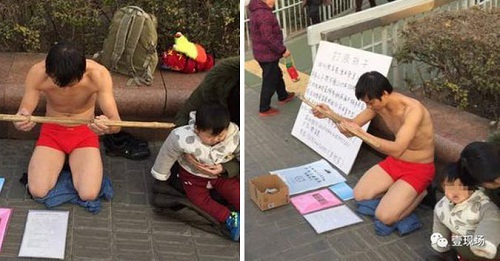 Bất chấp trời giá lạnh, ông bố trẻ quỳ gối xin chịu đánh để cứu con